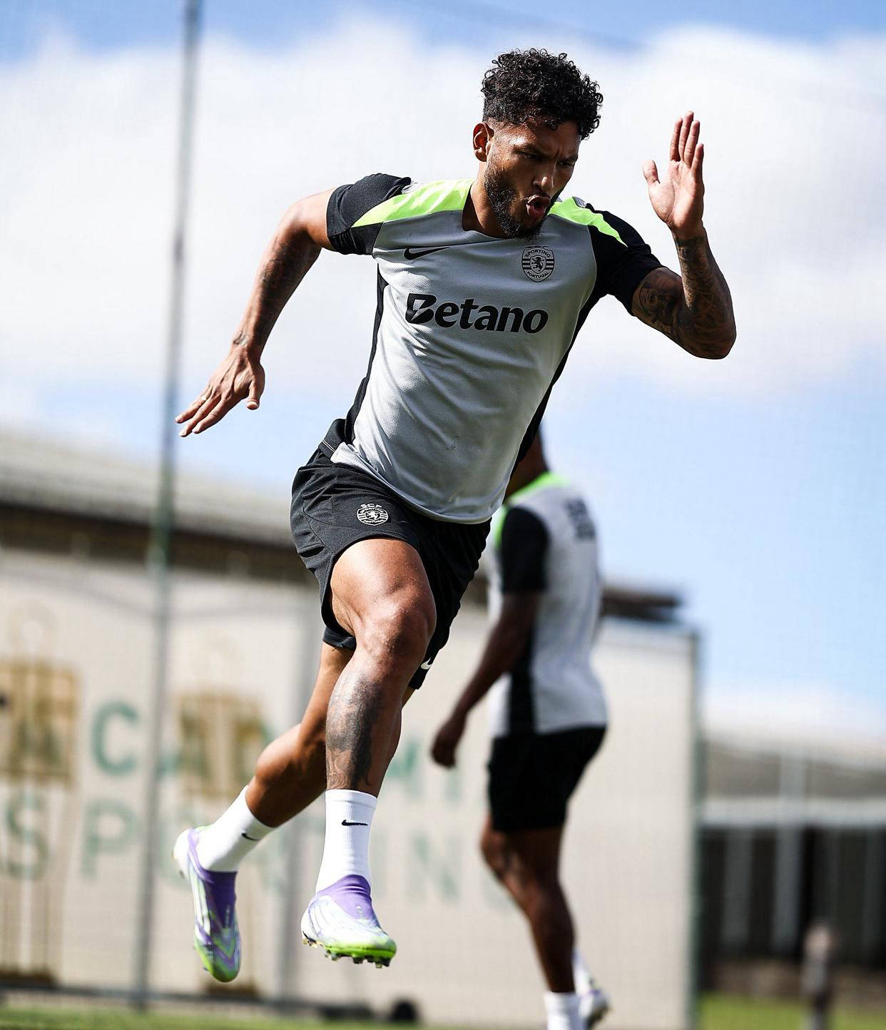 九游棋牌APP加时末段体能课后，桑托斯完成体检备战葡超，悬念犹存，阵容厚度经受考验的简单介绍